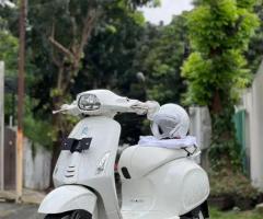 Vespa sprint justin bieber km 20 perak include helm glove