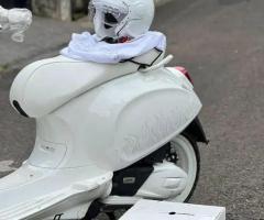 Vespa sprint justin bieber km 20 perak include helm glove